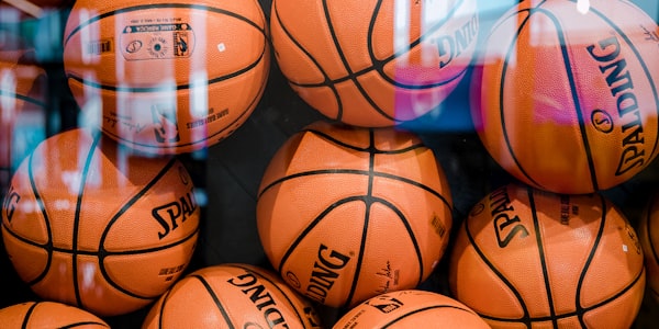 英格兰超级联赛曼城对阵利物浦的激烈比赛场景